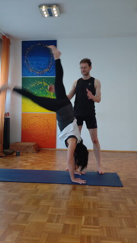 Handstand lernen in Braunschweig, Kopfstand, Movement Yoga, Yoga für Fortgeschrittene, Yogaschule SOLIS, SOLIS Yoga